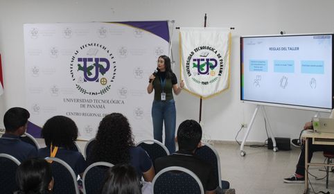 Participantes durante el taller ambiental en UTP Coclé, junto a expositores de Mi Ambiente