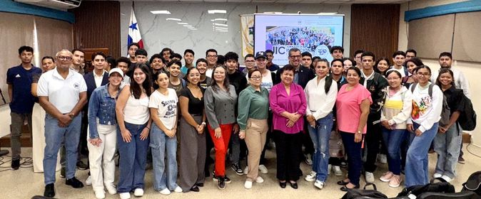 Autoridades, docentes y estudiantes participan del Lanzamiento de la JIC. 
