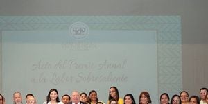 Foto grupal con los ganadores y postulados al premio y autoridades UTP.