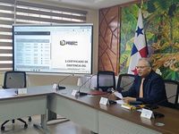 El Directo de Proveeduría y Compras de la UTP, Mgrt. Ricardo Rivera dirige el acto de licitación.