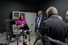 La Dra. Dra. Mayteé Zambrano brindando detalles del trabajo que se realiza en el laboratorio.