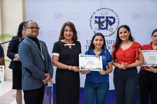Entrega de certificados de participación.