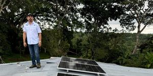 A la casa comunal de la comunidad rural de la Estancia Centro, del Corregimiento de San Juan De Dios en el Distrito de Antón, le fue instalada luz eléctrica a través de paneles solares.