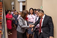 La rectora de la UTP, Dra. Ángela Laguna C. saluda a los estudiantes graduandos antes de recibir sus diplomas.