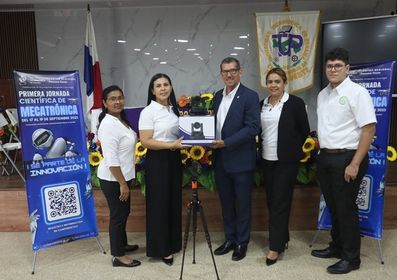 Entrega de equipos Tecnologicos a autoridades del Centro Regional 