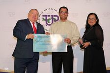 El Lcdo. Aristides Villarreal recibe la premiación.