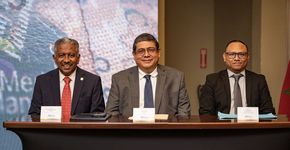 Mesa principal del evento.