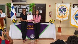 Coordinadora de la FII en Panamá Oeste Mgtr. Teresa Quiroz, entrega reconocimiento a los expositores. 