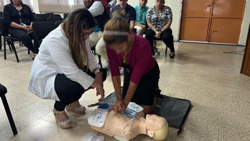 Docentes se capacitan en uso de los Desfibrilador Externo Automático. 