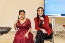 La Lcda. Arce junto a la estudiante Milagros Salcedo.