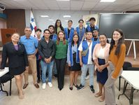 Estudiantes de Servicio Social Universitario y docentes del Centro. 