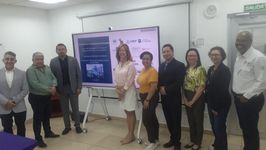  Los miembros de la Comisión de Extensión de la UTP participan de una fotografía junto a los responsables del Diplomado, tras ser aprobado.