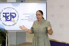 La Lcda. Inair Saturno instó  a los participantes a estar atentos a los síntomas de personas con problemas.