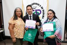Mgtr. Cecilia González entregó certificados a los expositores.