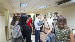 Estudiantes observando instrumentos del Dr. Sasso.