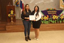 Entrega de Certificado por la Mgtr. Yessenia Barria a la expositora Mgtr. Stephany Murillo