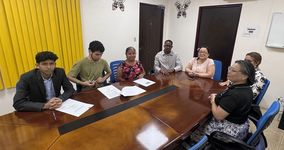 Autoridades del centro Regional acompañan a la firma de convenio. 