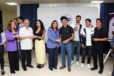 Entrega de obsequios a los estudiantes.