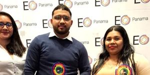 Ing. Adiz Acosta junto a los estudiantes Ivis García y Emmanuel Herrera.