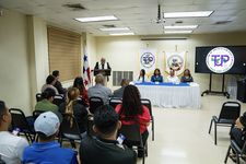 El acto cívico se realizó en el edifico de Postgrado con autoridades y estudiantes.