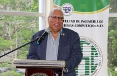 El decano de la FISC, Dr. Armando Jipsion.