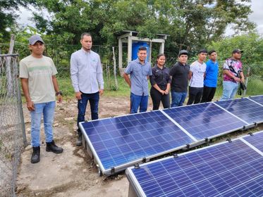 Estudiantes del Técnico en Sistemas Eléctricos, de la Facultad de Ingeniería Eléctrica durante la instalación de los paneles