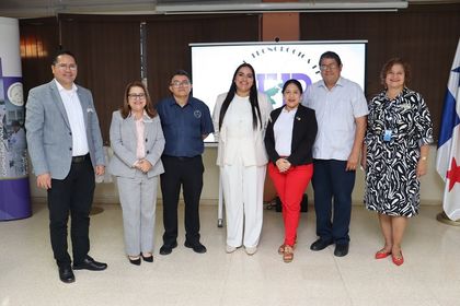 La Mgtr. Denisse Morales (centro), acompañada de los magísteres Jorge Olmos y Kleever Espino (izquierda), expusieron los resultados de este proyecto de investigación ante autoridades de la UTP.