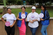 Equipo de estudiantes y administrativos que participaron en la entrega de las bolsas.