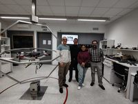 Dr. José Luis Guerrero explica los proyectos de investigación en el laboratorio de vehículos aéreos no tripulados.