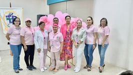 Personal administrativo se unen a la Campaña de prevención del cáncer de mama.