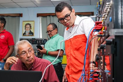 Docentes de la Facultad de Ingeniería Eléctrica participaron de una capacitación sobre el uso del Sistema de Entrenamiento Electromecánico de la Serie de LabVolt Modelo 8010 de Festo, en el Centro Regional de Veraguas, del 24 al 26 de febrero.