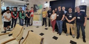 Mgtr. Xavier Trujillo, Iván Bonilla junto a los participantes de la Escuela DevOps.