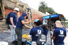 El equipo de investigación realizando perfiles de playa.