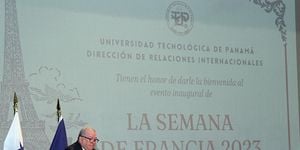 El rector, Dr. Aizpurúa durante su discurso.