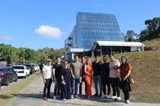 Estudiantes y docentes frente al edificio ELII.