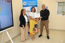 Entrega de certificado por parte del Dr. Medina.