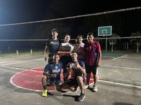 Culminada la ceremonia y el brindis, se realizó un pequeño encuentro deportivo entre cinco equipos compuestos por miembros del club y estudiantes de primer ingreso.