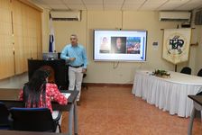 El Mgtr. Abdiel B. Saavedra expuso las herramientas de atención que mejoran la satisfacción de los clientes internos y externos del Centro Regional.