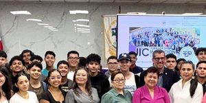 Autoridades, docentes y estudiantes participan del Lanzamiento de la JIC. 
