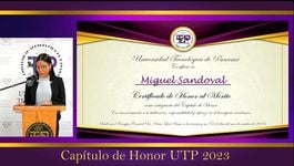 Certificado de Honor al Mérito a Miguel Sandoval.