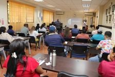 El Mgtr. Adriano Martínez, Director del Centro Regional, brindó las palabras de bienvenida durante el primer día del seminario.