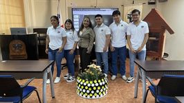 "Masetero con botellas de vidrio", hecho por los estudiantes Francy Rodríguez, María Vásquez, Dylan Díaz, Carlos García y Emely Villar.