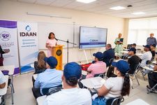 La rectora Laguna da la bienvenida a los estudiantes y los exhorta a seguir formándose académicamente.