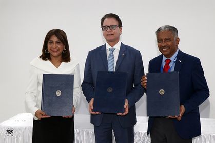 La Dra. Ángela Laguna, rectora encargada, junto al contralor, H. S. Gerardo Solís y el secretario de la SENACYT, Dr. Eduardo Ortega.