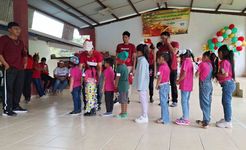 Entrega de regalos a los niños de la comunidad 