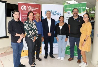 El Dr. Salimi junto a docentes y estudiantes de la FISC.