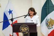 Dra. Ángela Laguna Caicedo, Rectora de la UTP.