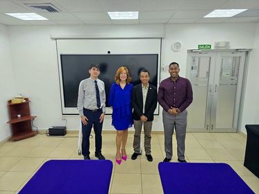 Representantes de la UTP y UPN en el salón de conferencias VIPE.