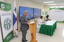 El Decano de la FISC, Dr. Armando Jipsion.