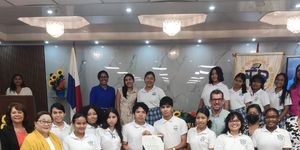 Estudiantes de la FCyT presentan Foro Two Languages 